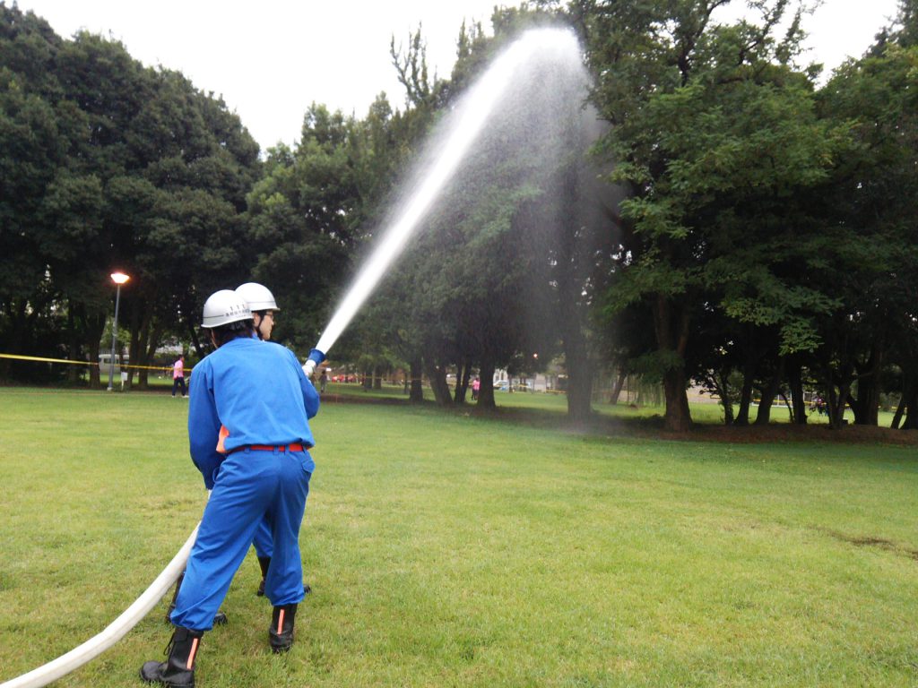花火大会前に延焼防止のため散水する様子２